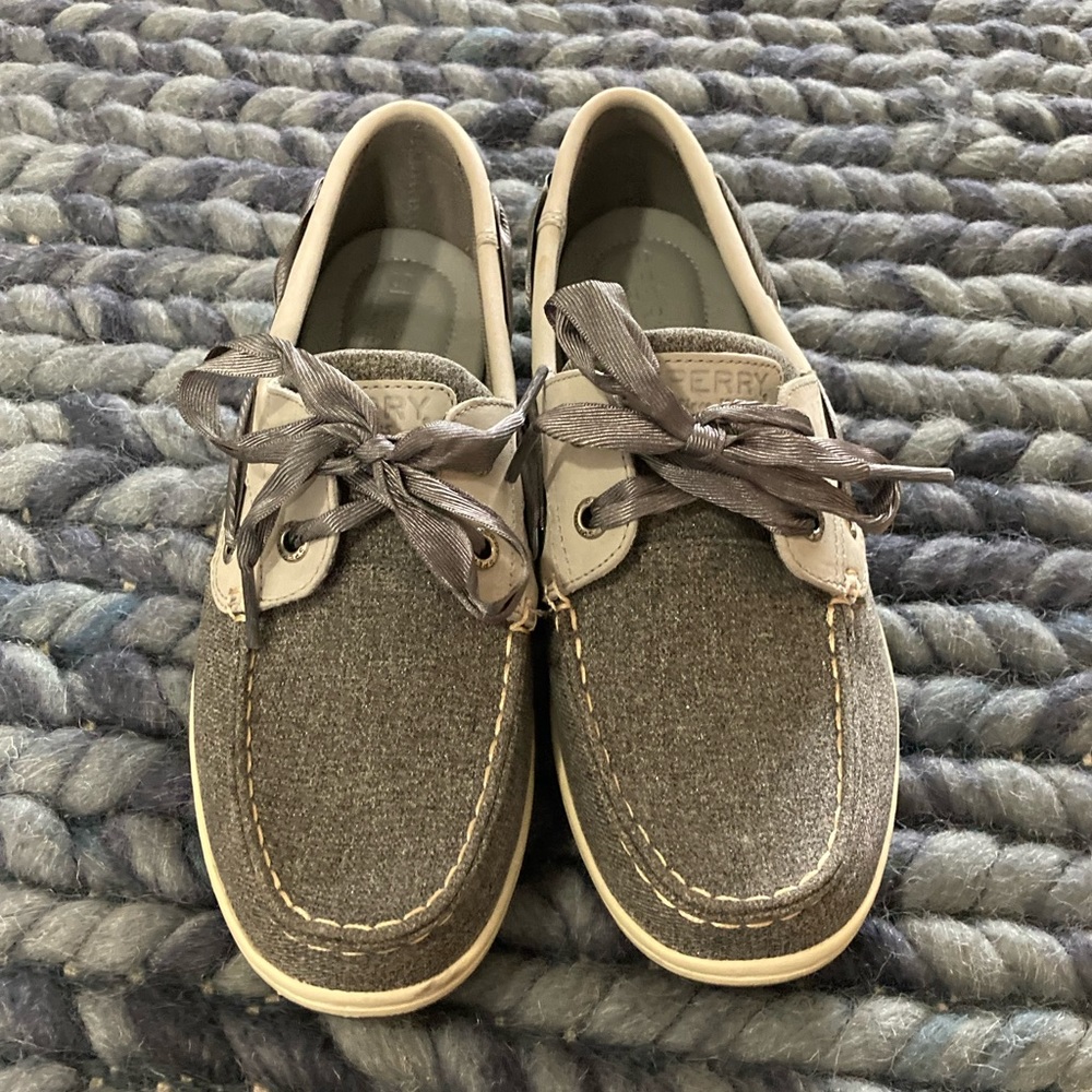 Gray sperry size 7